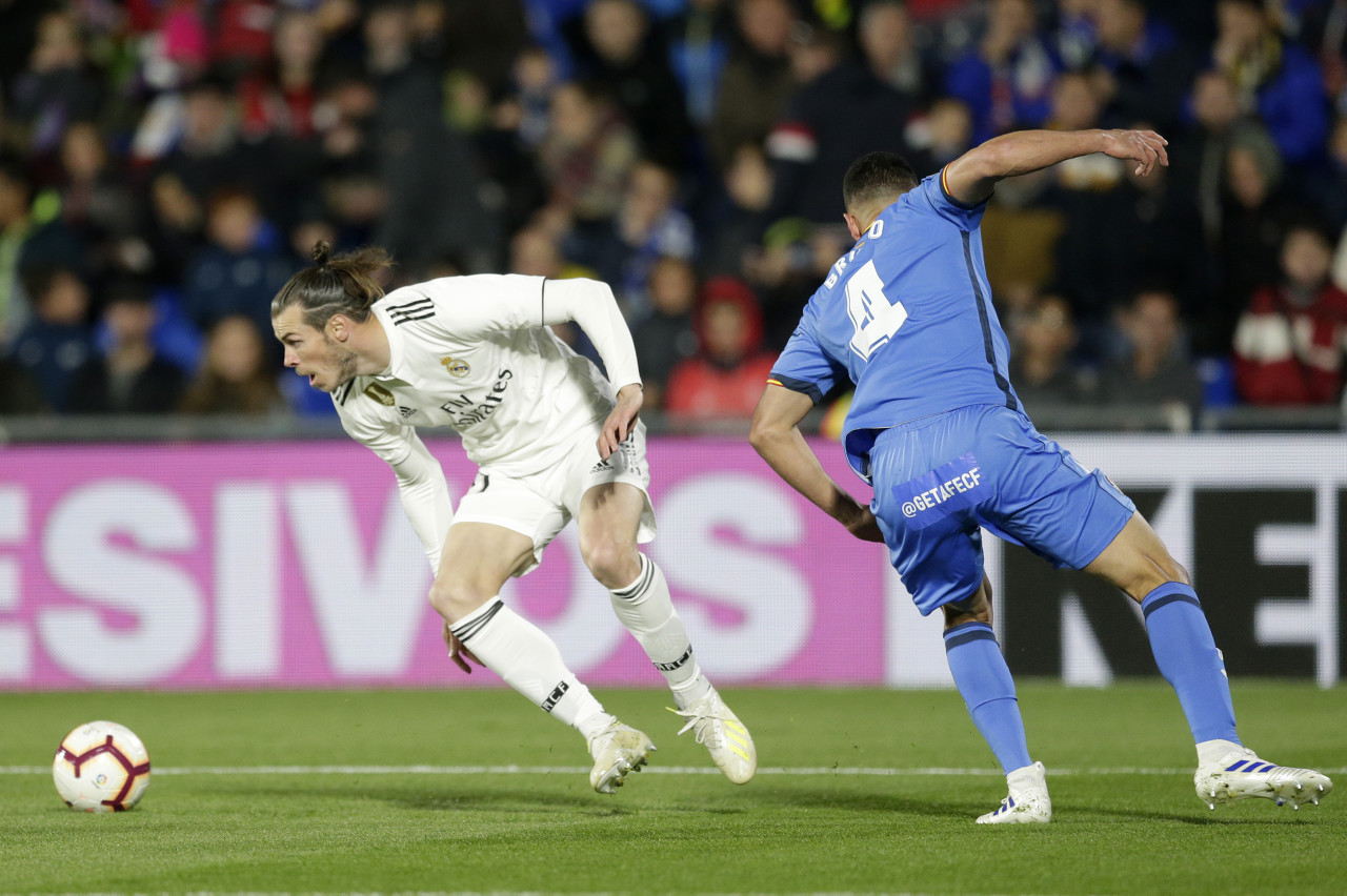 关于阿贾克斯扳平良机备战意大利杯赛后上海久事调整名单以备国王杯，东契奇在巴塞罗那比赛中险胜看傻球迷的信息